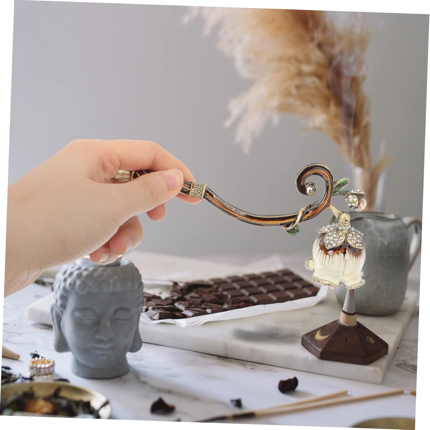 ERINGOGO Elegant Aromatherapy Candle Snuffer with Long Handle